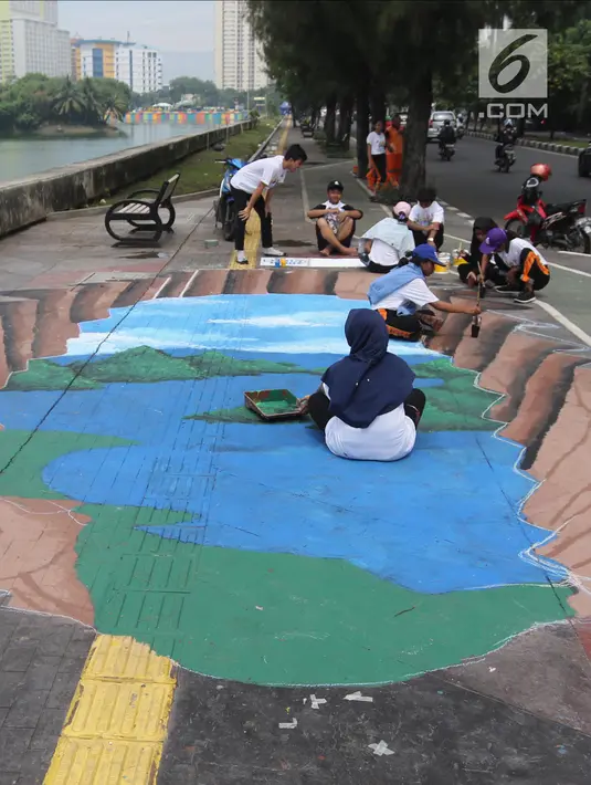 Sejumlah siswa membuat lukisan mural tiga dimensi di trotoar jalan di kawasan Danau Sunter, Jakarta, Senin (26/3). Pengecatan mural di sepanjang trotoar Danau Sunter tersebut untuk memperindah tata ruang kota. (Liputan6/Arya Manggala)