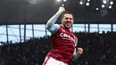 Pemain Aston Villa Emiliano Buendia melompat ke udara untuk merayakan setelah mencetak gol ke gawang Tottenham Hotspur pada pertandingan sepak bola Liga Inggris di Stadion Tottenham Hotspur, London, 1 Januari 2023. Aston Villa mempermalukan Tottenham Hotspur dengan skor 2-0. (AP Photo/Ian Walton)
