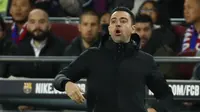 Pelatih Barcelona, Xavi Hernandez menginstruksikan pemainnya saat bertanding melawan Sevilla pada pertandingan lanjutan La Liga Spanyol di stadion Camp Nou di Barcelona, Spanyol, Senin (4/4/2022). Barcelona menyamai raihan poin Atletico Madrid dan Sevilla, 57 poin. (AP Photo/Joan Monfort)