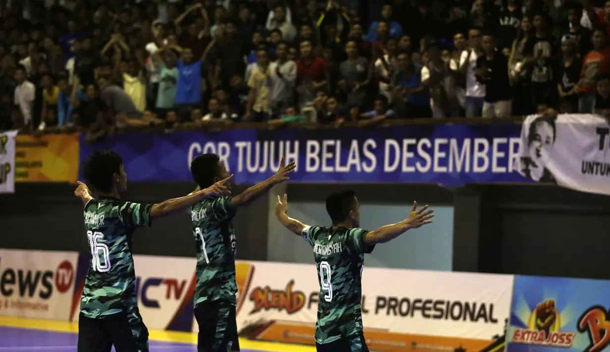 Pemain Vamos Mataram merayakan gol di depan pendukungnya saat melawan Bintang Timur Surabaya dalam laga Seri III Grup B Wilayah Timur Pro Futsal League 2016 di GOR 17 Desember, Mataram, NTB, Sabtu (12/3/2016). (Bola.com/Arief Bagus)