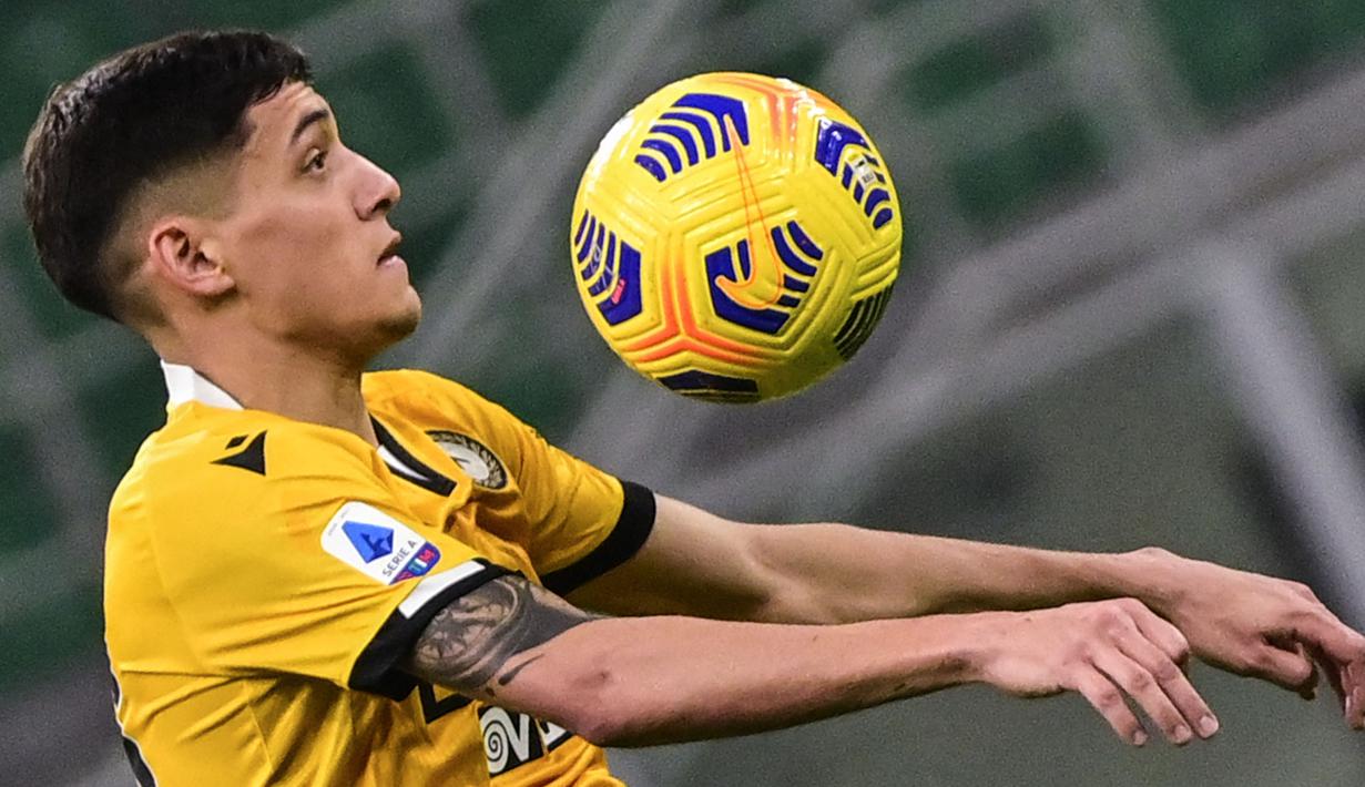 Nahuel Molina merupakan bek dengan koleksi gol terbanyak pada musim ini di lima liga top eropa. Bek sayap Udinese tersebut diketahui memiliki koleksi 6 gol dan 4 assist dalam 29 laga di Serie A. (AFP/Miguel Medina)