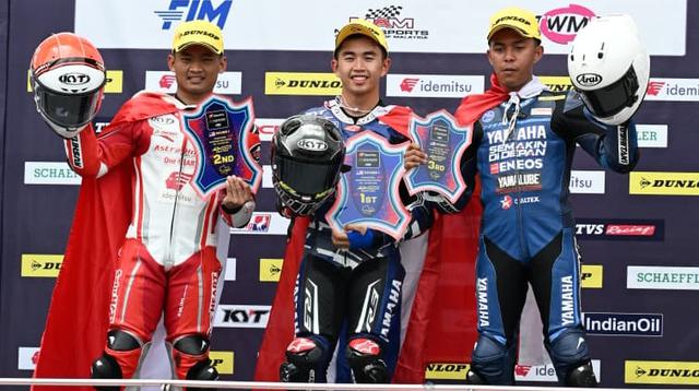 Rheza Danica Ahrens (paling kiri) saat naik podium pada Race 2 AP250 ajang ARRC Sepang 2026. (PT Astra Honda Motor)