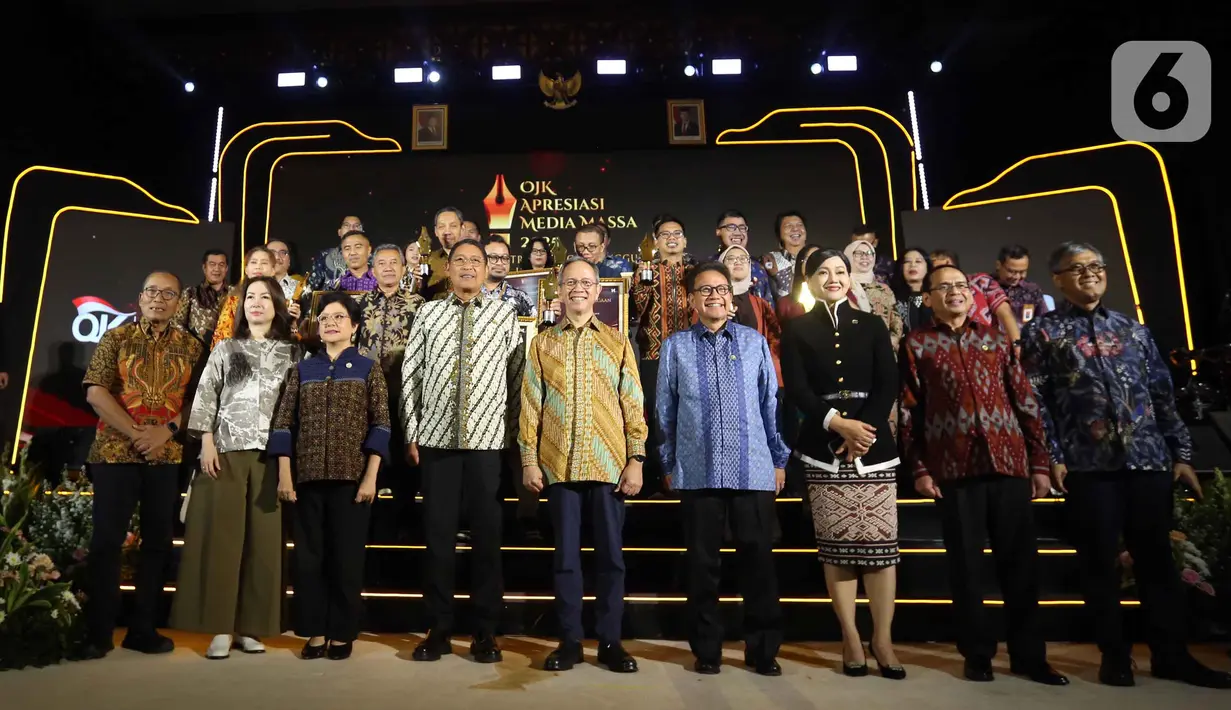 Ketua Dewan Komisioner (DK) Otoritas Jasa Keuangan (OJK) Mahendra Siregar (tengah) berfoto bersama para penerima penghargaan OJK Apresiasi Media Massa, Jakarta, Selasa (2/12/2025). (Liputan6.com/Helmi Fithriansyah)