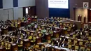 Suasana Anggota Dewan Perwakilan Rakyat mengikuti Rapat Paripurna di Komplek Parlemen, Senayan, Jakarta, Kamis (20/7). Rapat tersebut membahas Pengambilan Keputusan RUU Pemilu. (Liputan6.com/Johan Tallo)