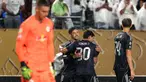Gelandang Real Madrid asal Uruguay, Federico Valverde (kedua dari kiri) merayakan gol kedua timnya saat babak penyisihan Grup H Piala Dunia Antarklub 2025 melawan FC Salzburg di Stadion Lincoln Financial Field, Philadelphia, Amerika Serikat, pada 26 Juni 2025 waktu setempat atau Jumat (27/6/2025) pagi WIB. (FRANCK FIFE/AFP)