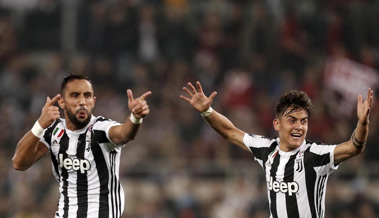 Pemain Juventus, Mehdi Benatia (kiri) merayakan golnya bersama Paulo Dybala saat melawan AC Milan pada final Coppa Italia di Rome Olympic stadium, (9/5/2018). Juventus menang 4-0.(Riccardo Antimiani/ANSA via AP)