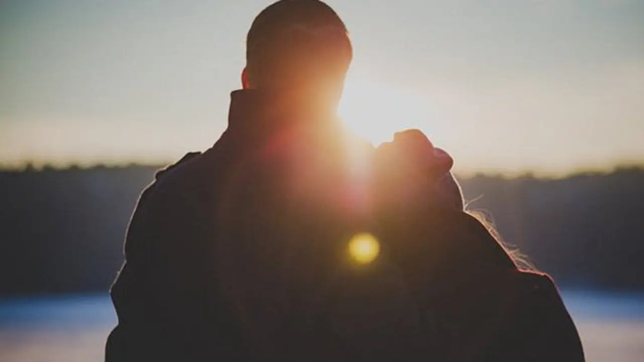 Cinta segitiga/copyright Pexels.com/freestocks.org