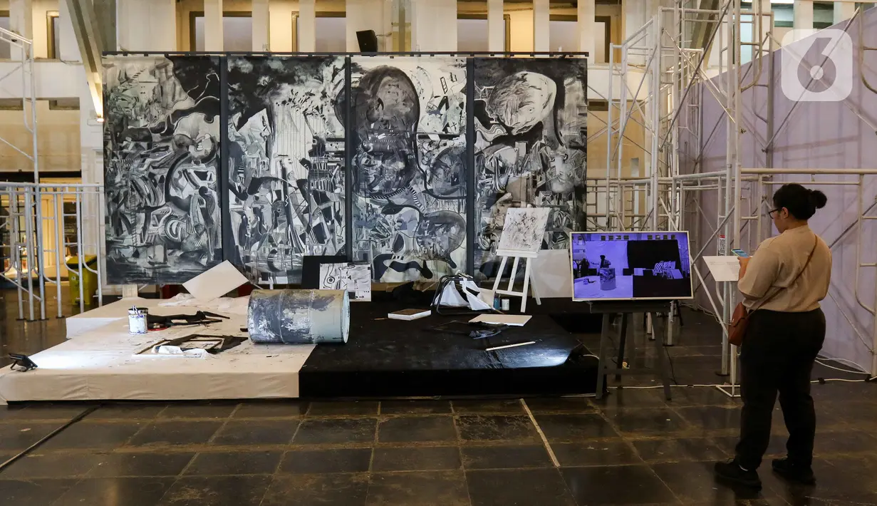 Pengunjung melihat karya seni dalam Pameran Jakarta Provoke di Gedung Pos Bloc, Jakarta, Minggu (16/6/2024). (Liputan6.com/Herman Zakharia)