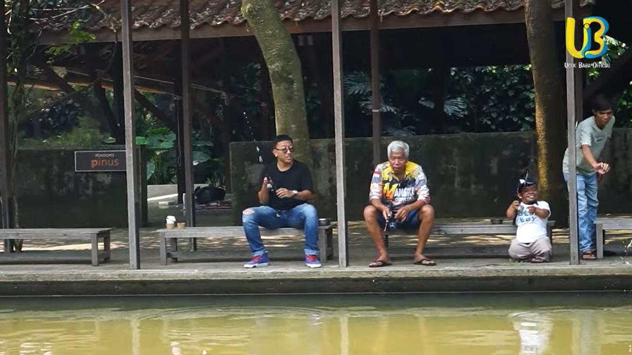 Tak hanya Ucok Baba, Kiwil juga mendapat ikan. Umpan dari pancingannya juga disambar ikan.<br>