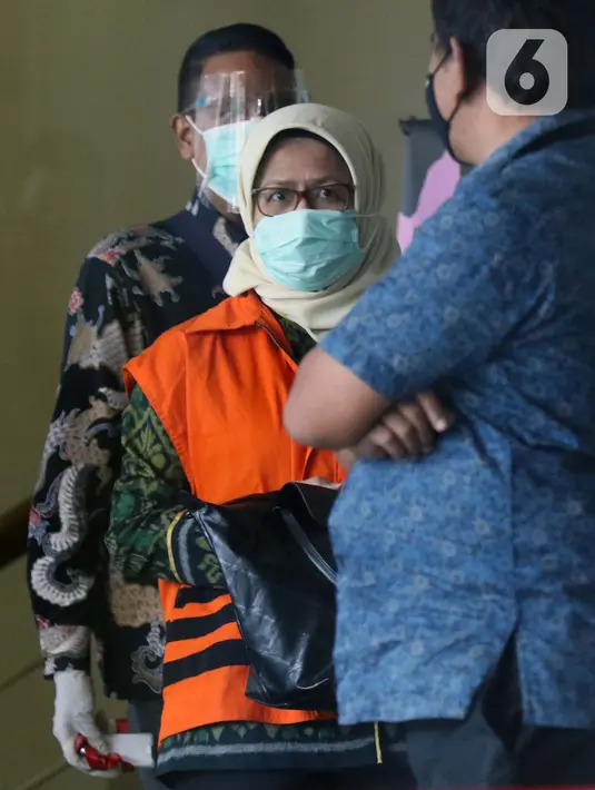 Desi Arryani (tengah) usai menjalani pemeriksaan lanjutan di gedung KPK, Jakarta, Rabu (23/9/2020). Mantan Kepala Divisi III/Sipil/II PT Waskita Karya itu diperiksa sebagai tersangka dugaan korupsi 14 proyek fiktif pada PT Waskita Karya (Persero) periode 2009-2015. (Liputan6.com/Helmi Fithriansyah)