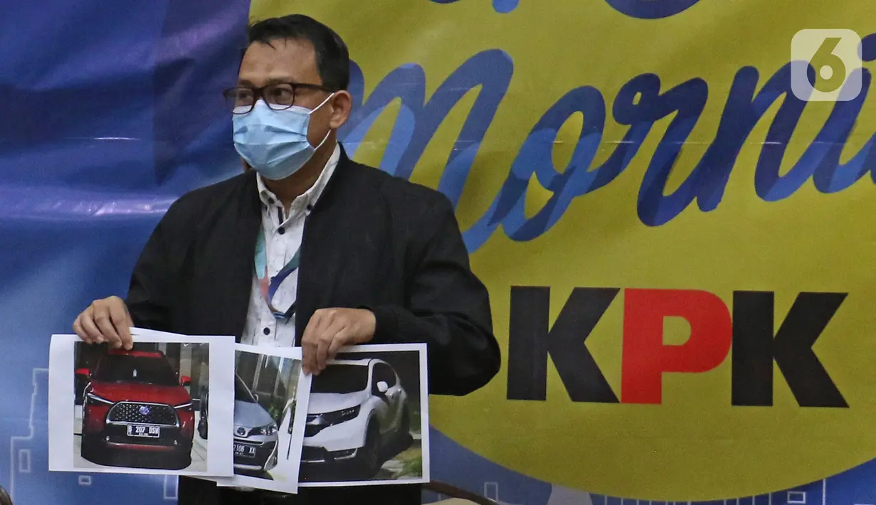 Penyidik KPK menunjukan barang bukti saat konferensi pers terkait Operasi Tangkap Tangan (OTT) atas kasus dugaan suap bansos penanganan covid-19 Kementerian Sosial, di Jakarta, Minggu (6/12/2020) dini hari. Kasus ini menjerat Mensos Juliari Batubara jadi tersangka. (Liputan6.com/Herman Zakharia)