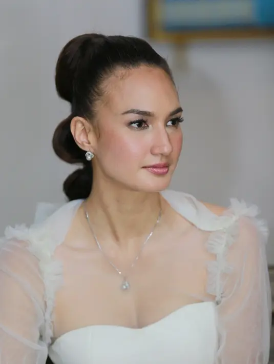 "Saya bisa dibilang dari A sampai Z, saya tertarik sih," tutur Dimas Anggara yang disambut pelukan dari Nadine Chandrawinata. (Adrian Putra/Bintang.com)