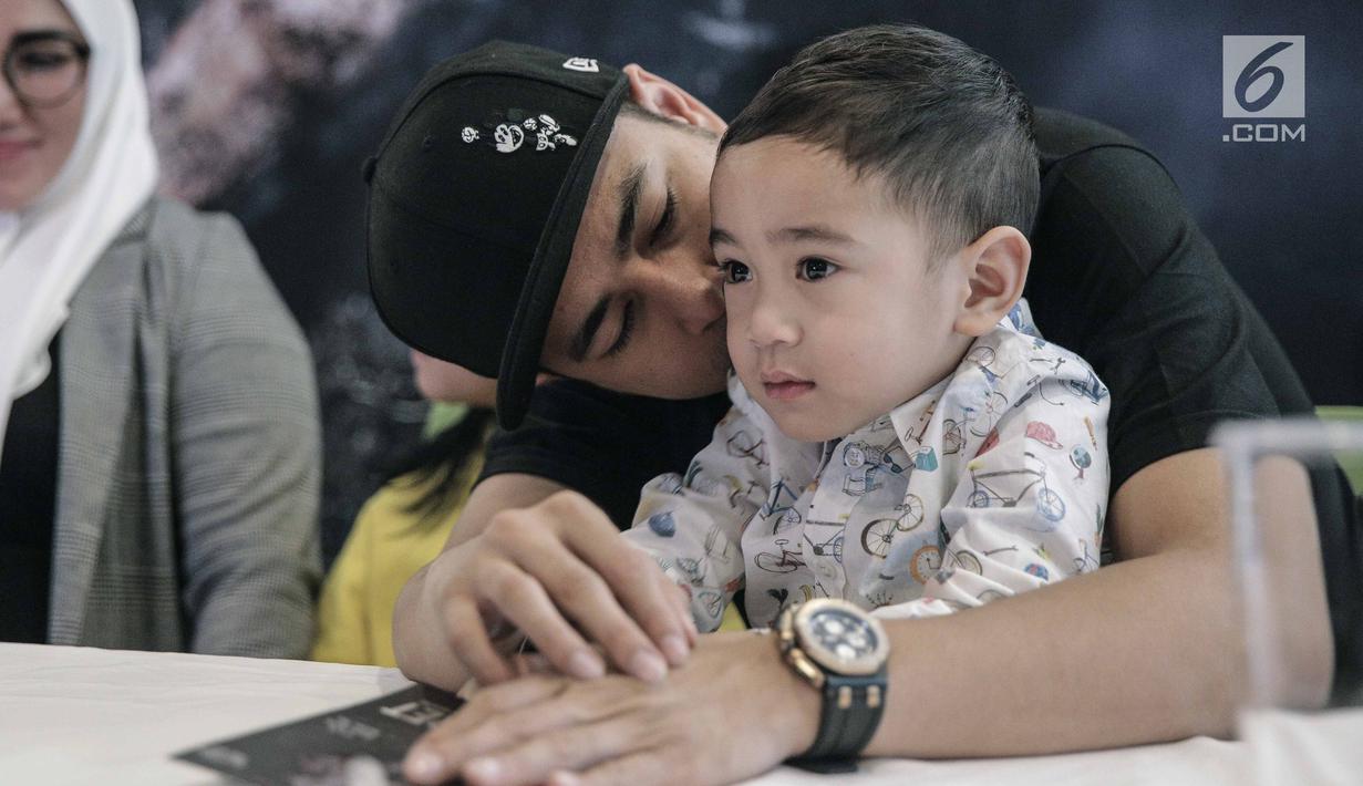Kedekatan Raffi Ahmad dengan Rafatar Maliq Ahmad dalam launching buku The Secret: Suster Ngesot Urband Legend di Jakarta, Jumat (9/2). (Liputan6.com/Faizal Fanani)