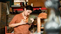 Penyanyi Aruma Bikin Tugas Kampus Melalui Desain Sepatu Boots Magnapoda