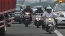 Sejumlah pengendara sepeda motor saat melintasi jalan layang tol Wiyoto Wiyono, Jakarta, Selasa (10/2/2015). (Liputan6.com/Herman Zakharia)