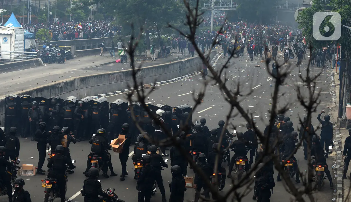 Massa terlibat bentrok dengan aparat kepolisian di kawasan Harmoni, Jakarta, Kamis (8/10/2020). Bentrokan pecah saat massa yang hendak menuju Istana Negara untuk menggelar unjuk rasa menolak UU Cipta Kerja diadang oleh aparat kepolisian. (merdeka.com/Imam Buhori)
