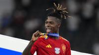 Pemain Timnas Spanyol, Nico Williams, memamerkan medali juara Euro 2024. (AP Photo/Manu Fernandez)