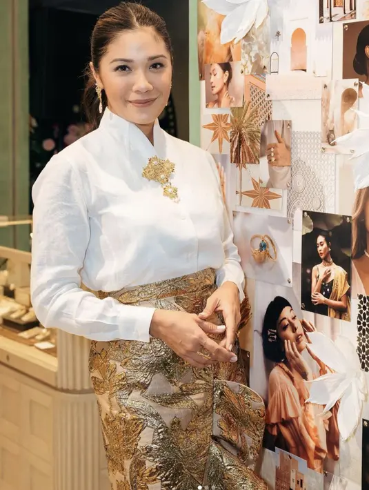 Memadukan aksesori bold menjadi ciri khas dari gayanya. Brosch dan anting dengan nuansa emas serta sentuhan mutiara menjadi inspirasi yang bisa ditiru. [Foto: IG/@FrankaMakarim]