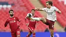 Bek Arsenal, David Luiz, berebut bola dengan penyerang Liverpool, Mohamed Salah, pada laga Community Shield 2020 di Stadion Wembley, Sabtu (29/8/2020) malam WIB. Arsenal menang 5-4 atas Liverpool lewat adu penalti. (Justin Tallis/Pool via AP)