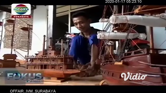 Memanfaatkan bambu di sekitar tempat tinggalnya, seorang penyandang disabilitas di Tulungagung, Jawa Timur berkreasi membuat miniatur kapal klasik nan unik. Dari bambu seharga belasan ribu per batang, kerajinan kapal klasik ini, terjual hingga harga ...