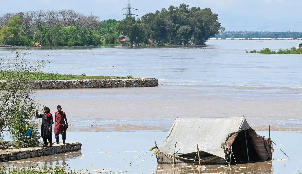Otoritas Penanggulangan Bencana Nasional Pakistan (NDMA) telah mengeluarkan peringatan dini terjadinya bahaya tanah longsor dan banjir bandang. (Abdul MAJEED/AFP)