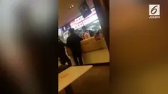 Terlalu lama menunggu pesanan makanannya datang, seorang pria malah marah-marah dan melempar pesanannya ke wajah pelayan.