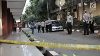 Petugas berjaga dekat garis polisi yang terpasang menuju gedung forensik RS Polri, Kramatjati, Rabu (9/5). Penjagaan super ketat diberlakukan di mana jenazah korban kerusuhan rutan Mako Brimob Kelapa Dua dibawa ke RS Polri. (Merdeka.com/Iqbal S. Nugroho)