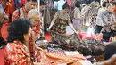 Pengunjung melihat kain batik dalam pameran Kriyanusa Dewan Kerajinan Nasional 2017, di JCC, Jakarta, Rabu (27/9). Acara ini digelar untuk memamerkan produk kerajinan dalam negeri. (Liputan6.com/Angga Yuniar)