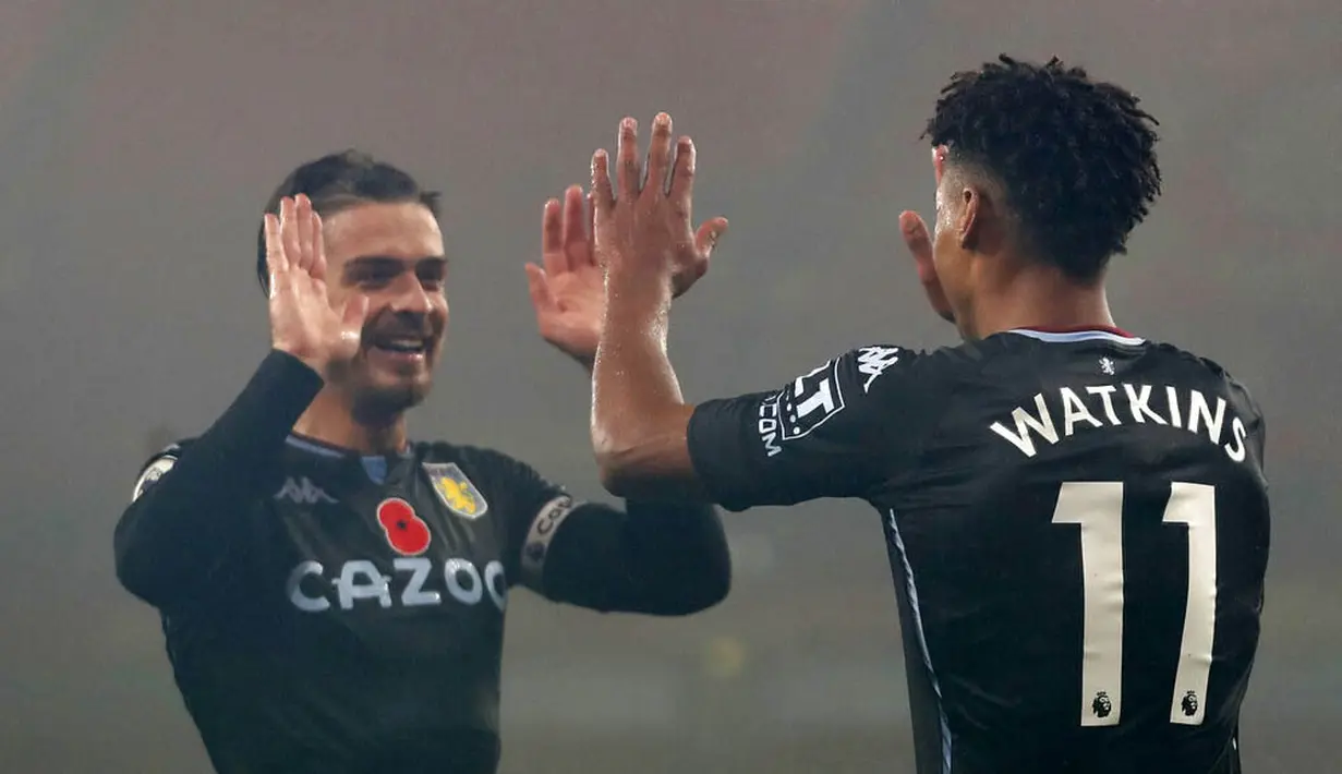 Pemain Aston Villa, Jack Grealish dan Ollie Watkins, melakukan selebrasi usai mencetak gol ke gawang Arsenal pada laga Liga Inggris di Stadion Emirates, Minggu (8/11/2020). Arsenal takluk dengan skor 0-3. (AP Photo/Alastair Grant, Pool)