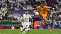 Pemain Belanda, Memphis Depay mengontrol bola saat matchday ketiga Grup A Piala Dunia 2022 melawan Qatar yang berlangsung di Stadion Al Bayt, Selasa (29/11/2022). (AP/Lee Jin-man)