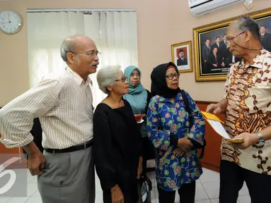 Ketua Komisi Kejaksaan Sumarno (kanan) menerima keluarga korban pelanggaran HAM di ruang Komisi Kejaksaan, Jakarta, Jumat (11/3). Keluarga korban mengadukan Jaksa Agung dalam penyidikan perkara pelanggaran HAM berat. (Liputan6.com/Helmi Fithriansyah)