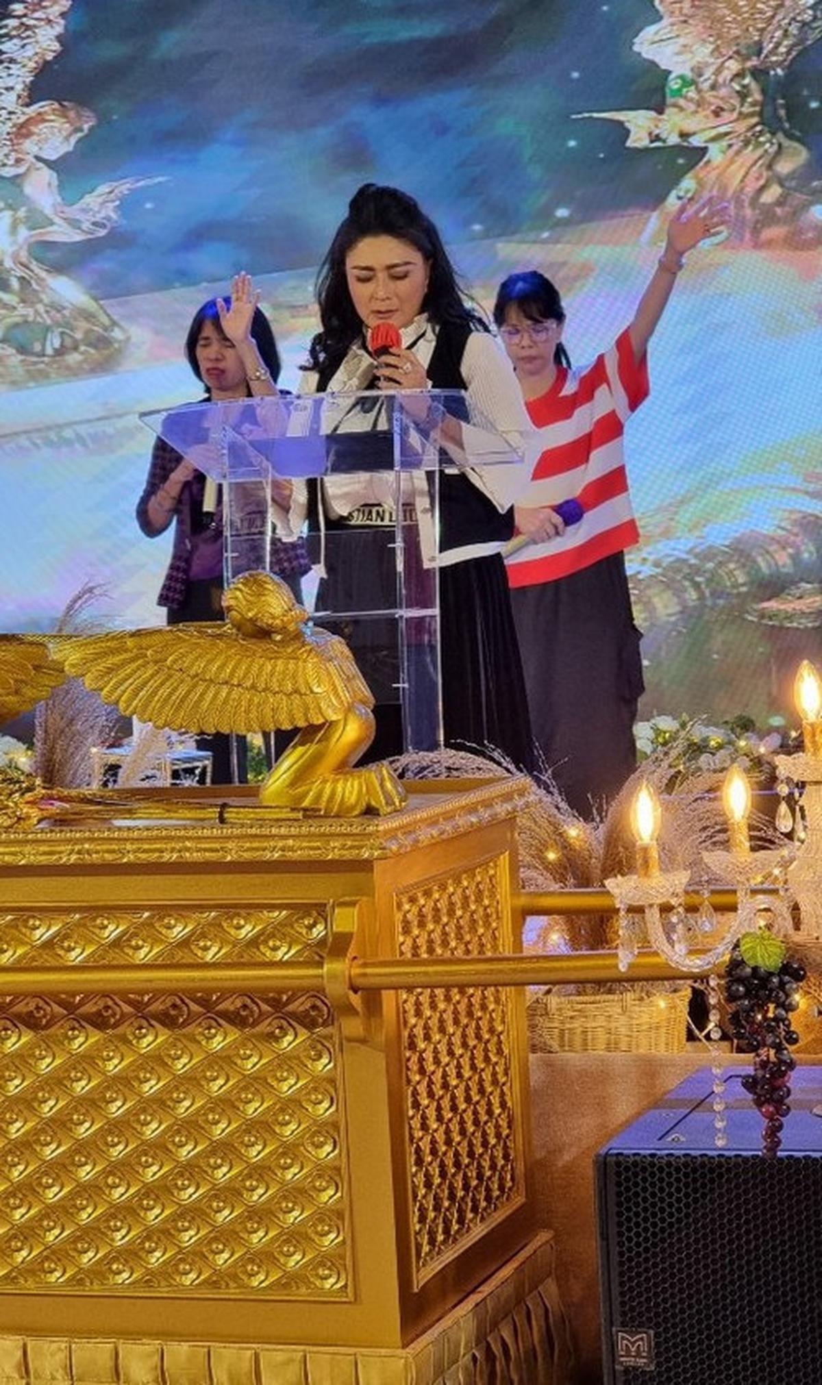 Potret Tamara Geraldine dan Suami Resmi Jadi Pastor, Anak Turut Bangga