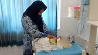 Petugas medis RSUD Majenang memeriksa kondisi bayi penderita hidrosefalus asal Karangpucung, Cilacap, Jawa Tengah. (Foto: Liputan6.com/Haryadi N untuk Muhamad Ridlo)