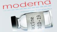 Botol bertuliskan "Vaksin COVID-19" terlihat di sebelah logo perusahaan biotek Moderna, Paris, Prancis, 18 November 2020. Vaksin COVID-19 buatan Moderna diprediksi segera lolos BPOM Amerika Serikat (Food and Drug Administration atau FDA). (JOEL SAGET/AFP)