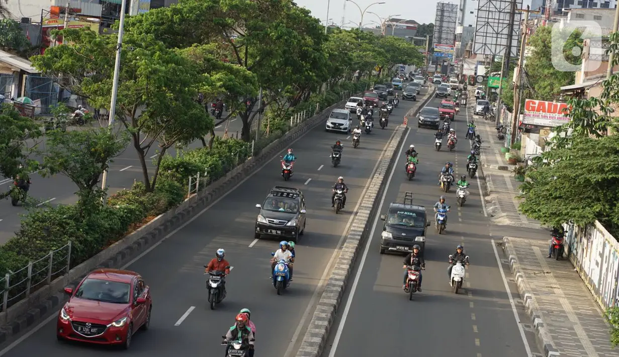 Kendaraan melintas di Jalan Margonda Raya, Depok, Rabu (15/1/2020). Wakil Walikota Depok Pradi Supriatna mengatakan rencana revitalisasi jalur sepeda di Jalan Margonda akan dimulai pada 2020 untuk memberi ruang bagi para pesepeda serta mengurangi polusi udara. (Liputan6.com/Immanuel Antonius)