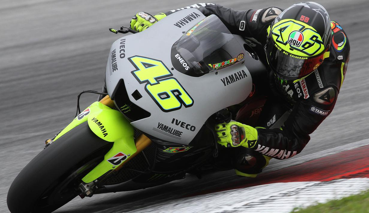 Valentino Rossi tampil dengan motor warna abu-abu saat mengikuti pra musim  MotoGP tahun 2013. (AFP Photo/Peter Lim)