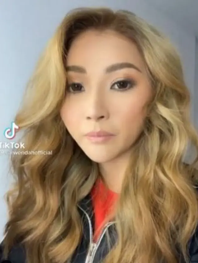 7 Potret Terbaru Sarwendah dengan Rambut Pirang, Bak Artis Korea