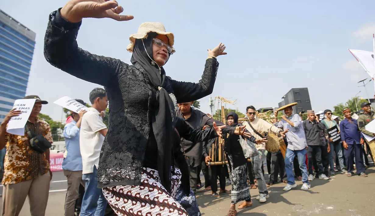 Sejumlah pegiat lingkungan mengikuti tindakan memperingati Hari Keadilan Ekologis (HKE) 2026 di depan Gedung MPR/DPR, Senayan, Jakarta, Senin (21/9/2026). Dalam tindakan tersebut, peserta turut menyoroti pembangunan panas bumi di area Gunung Gede Pangrango dan persoalan lingkungan lainnya. (KLY/Budy Santoso)