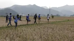 Indahnya pemandangan yang dilalui para suporter Persib menuju Stadion Si Jalak Harupat, Bandung. (Bola.com/Vitalis Yogi Trisna)