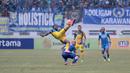 Aksi pemain Persiba Balikpapan, Dirkir saat melawan Persib Bandung pada lanjutan Torabika SC 2016  di Stadion Wibawa Mukti, Cikarang, Sabtu (1/10/2016). (Bola.com/Nicklas Hanoatubun)