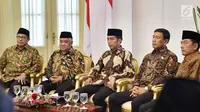 Presiden Jokowi bersama sejumlah menteri dan pejabat negara saat bersilaturahmi dengan para pemuka agama di Bogor, Jawa Barat, Sabtu (10/2). Menurut Jokowi, peran Indonesia dinantikan negara lain untuk meredam konflik. (Liputan6.com/Pool/Biro Setpres)
