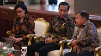 Menkeu Sri Mulyani, Presiden Jokowi dan Wapres Jusuf Kalla saat penyerahan Daftar Isian Penyelenggaraan Anggaran (DIPA) 2017 dan Anugerah Dana RAKCA 2016 bagi Daerah Berkinerja Baik di Istana Negara, Jakarta, Rabu (7/12). (Liputan6.com/Faizal Fanani)