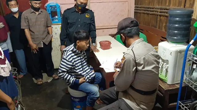 Remaja di Purbalingga tewas tersambar petir saat mendengarkan musik melalui HP di dalam kamarnya. (Liputan6.com/Rudal Afgani Dirgantara)