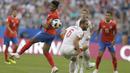 Duel pemain Kosta Rika,  Johan Venegas (kiri) dengan pemain Serbia, Branislav Ivanovic pada laga grup E Piala Dunia 2018 di Samara Arena, Samara, Rusia, (17/6/2018). Serbia menang 1-0.  (AP/Natacha Pisarenko)