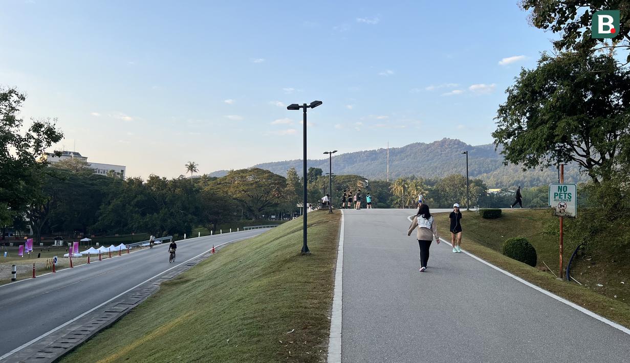 Warga berolahraga di tepi Danau Angkaew di Chiang Mai, Thailand, Senin (8/12/2025). (Bola.com/Bagaskara Lazuardi)