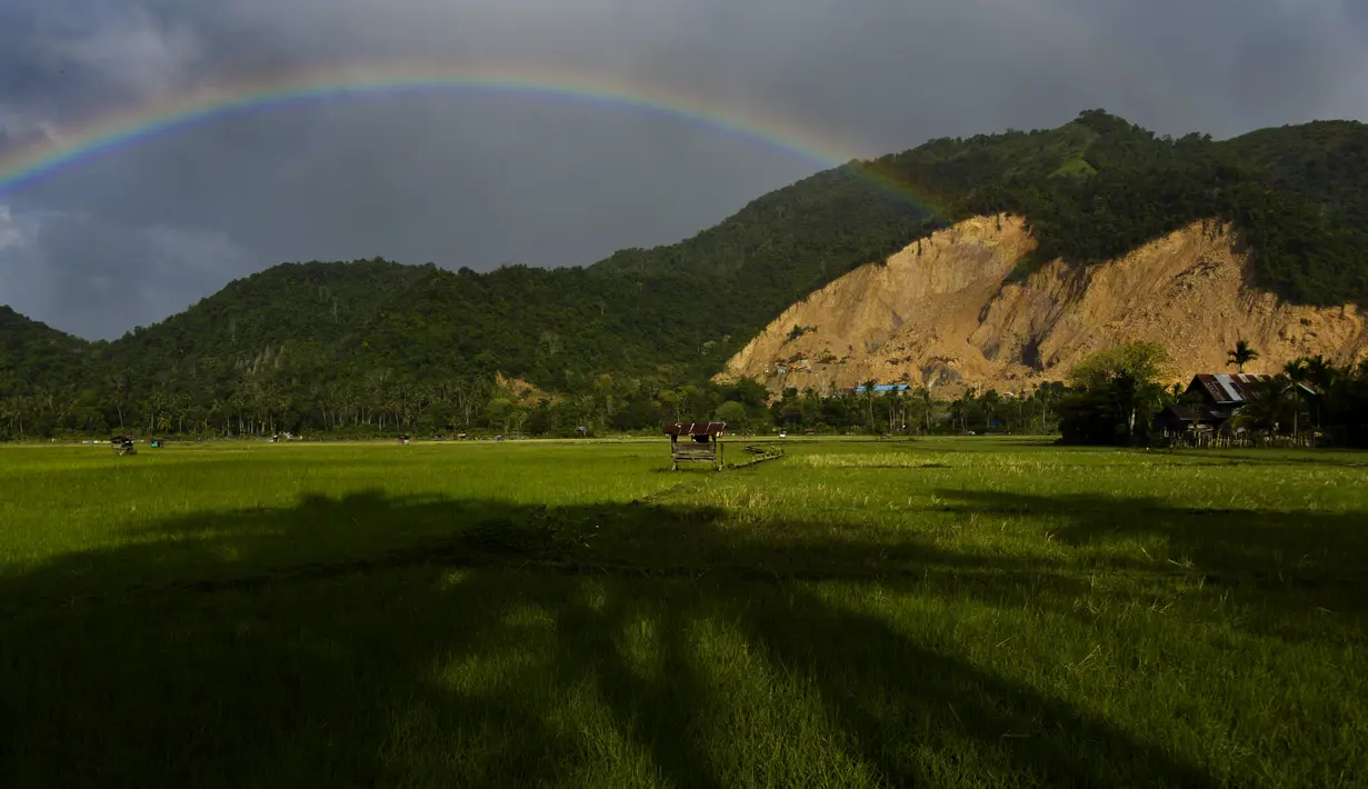 Pelangi terlihat di atas tambang pasir ilegal pada Hari Bumi di Pekan Bada, provinsi Aceh (22/4/2021).  Kini hari bumi diperingati di lebih dari 175 negara dan dikoordinasi secara global oleh Jaringan Hari Bumi. (AFP/Chaideer Mahyuddin)