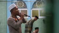 Kapolres Pemalang AKBP Eko Sunaryo mengumandangkan adzan di Masjid Baitussalam. (Foto: Liputan6.com/Humas Polres Pemalang)