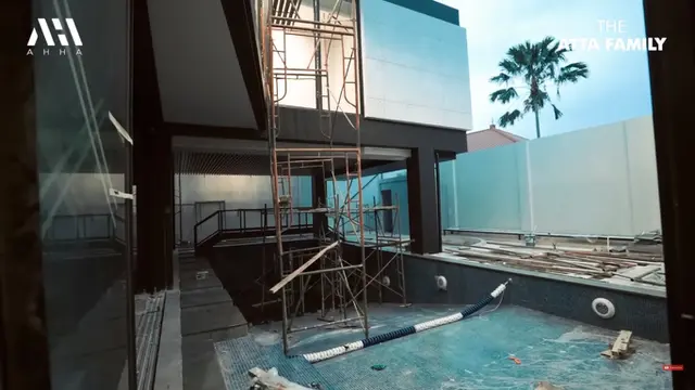 Potret Kolam Renang Atta Halilintar dan Aurelie Hermansyah (YouTube/AH)