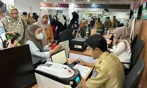 Sejumlah warga saat meminta pelayanan kependudukan di Mal Pelayanan Publik Kota Depok. (Foto: Istimewa)