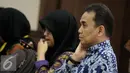 Edy Nasution saat menunggu sidang di Pengadilan Tipikor, Jakarta (8/12). Edy terbukti menerima suap dari beberapa perkara dan telah sah menerima uang sebesar Rp 1 miliar dalam bentuk dolar Singapura.  (Liputan6.com/Helmi Affandi)